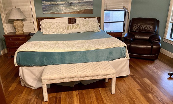 Hunt Club Cama Y Desayuno | LUXURY ROOM with KING TEMPUR-PEDIC BED -IN EQUESTRIAN COMMUNITY