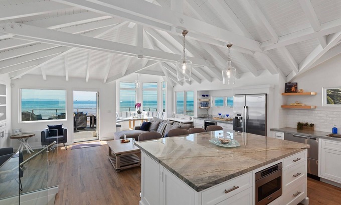 Carpinteria Casa | Luxury Sandcastle Beachfront! Sleeps 8 - Walk Everywhere!