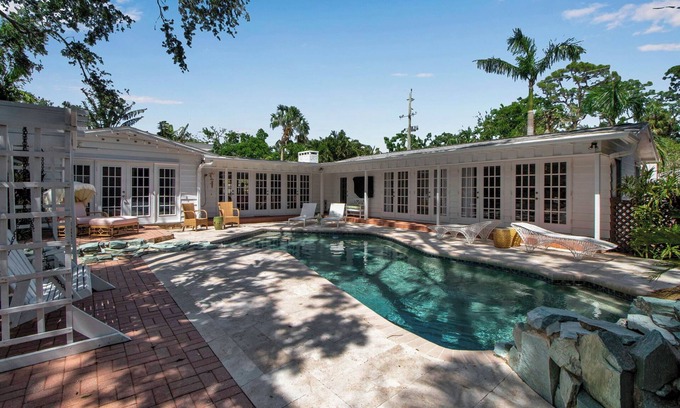 Central Sarasota Casa | Luxury Sarasota Oasis - 3BR Designer Pool Home in Premier Walkable Neighborhood