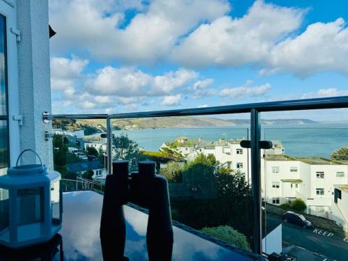 West Looe Casa | Luxury Sea View Apartment with Multi Room Balcony And Private Onsite Parking Only 300M From the Beach
