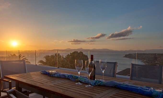 Badia Blava Villa | Villa de lujo con vistas al mar y piscina privada.