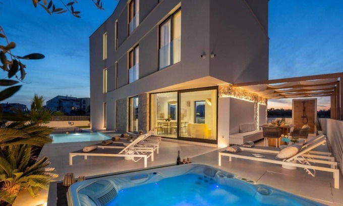 Sukosan Villa | Villa Noles de lujo frente al mar con piscina climatizada, jacuzzi y vehículo eléctrico cerca de Zadar