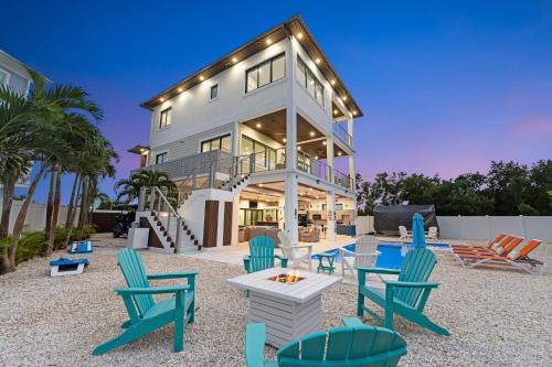Marathon Casa | Luxury Seaside Escape ~ Heated Pool w Jacuzzi ~ Elevator ~ Dock ~ Scenic Views