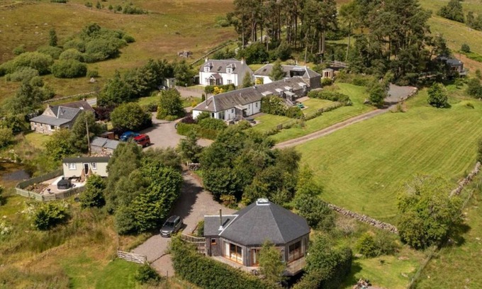Blairgowrie Cabina | Luxury, secluded, Adult only Treehouse with hot tub, woodburner & stunning views
