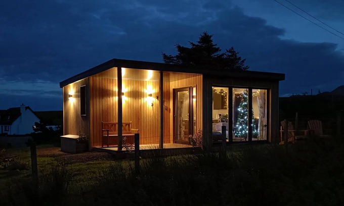 Digg Cabina | Luxury self-catering cabin - panoramic mountain views, short walk from the beach