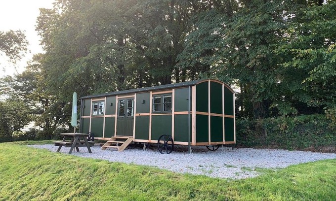 Tavistock Cabina | Luxury Shepherds Hut with Superb Views & Fire Pit & walking distance to a superb Gastro Pub