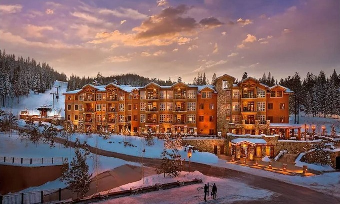 Truckee Complejo | Luxury Ski In/Ski Out, 2 Bed Rooms and Large Den, near gondola. Dec 27-Jan 3