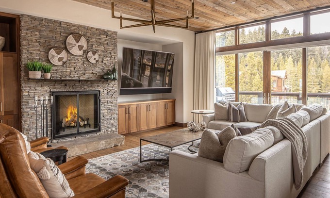 Spanish Peaks Cabina | Spend Summer in Big Sky! Luxury Ski-in, Ski-out Spanish Peaks home Pet and Child Friendly