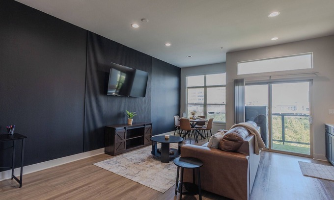 Deep Ellum Apartamento | Luxury Skyline Escape/Sauna/King Bed/DT View