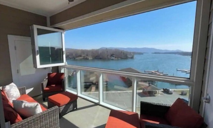 Huddleston Casa | Luxury Smith Mountain Lake Vacation Home