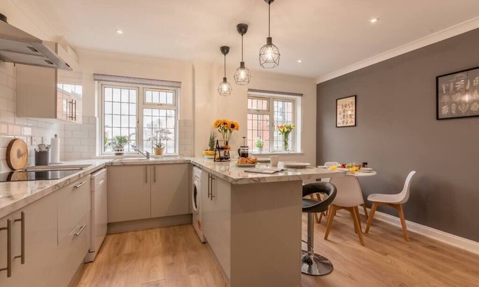 Portswood Casa | Luxury Southampton house with garden and parking