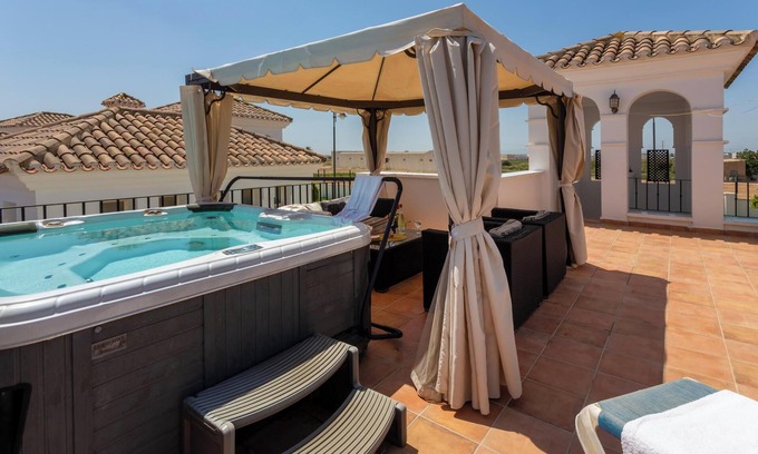 Roldan Villa | Spa & Golf Villa Denton de lujo con jardín, jacuzzi, aire acondicionado y Wi-Fi