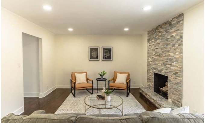 Prairie Village Casa | Luxury spacious 5BR home w/ 2 King Beds