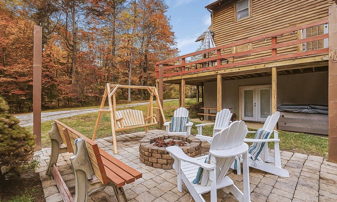 Logan Cabina | Spacious Family Cabin w/Hot Tub, Firepit, Game Rm & Movie in Hocking Hills