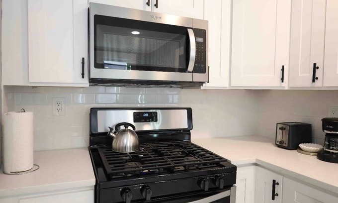 West New Haven Apartamento | Luxury Spacious Home/ Convenient Location/ Free Wine