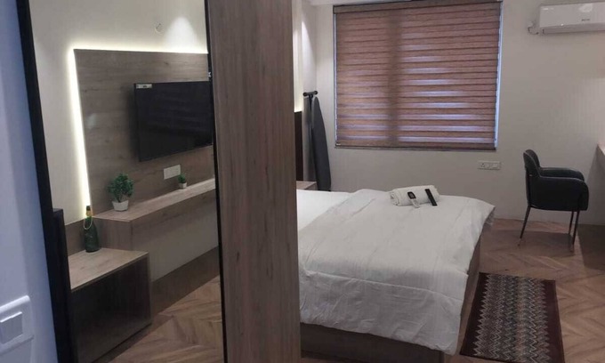 Jaypee Greens Apartamento | Luxury spacious rooms in central city opp. metro station 5 min from Pari Chowk