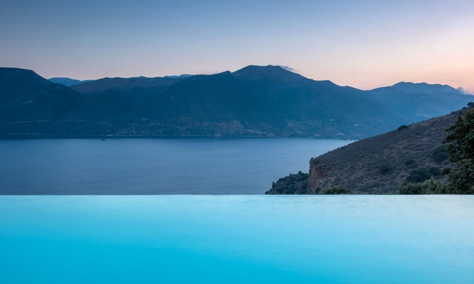 East Mani Villa | Lujosa y espaciosa villa de piedra tranquila con gran piscina infinita y vistas impresionantes