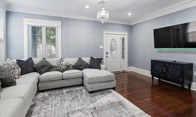 Broadmoor Casa | Luxury Spacious Uptown 3 Bedroom in Historic Area