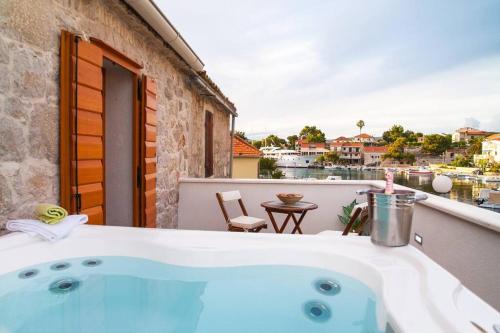 Razanj Apartamento | Luxury stone house Amfora