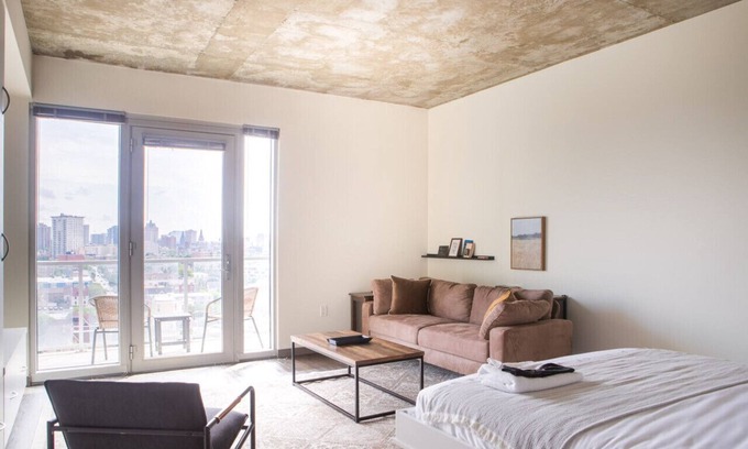 Lower East Side Apartamento | Luxury Studio Apt Near Brady St with Balcony and Lake View