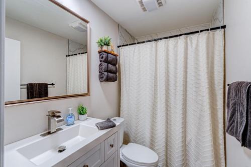 O'Hare Casa | Luxury Studio King Bed Chicago Remodeled