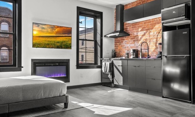 Melrose Condominio | Luxury Studio, Stadium District, Broad Street Line