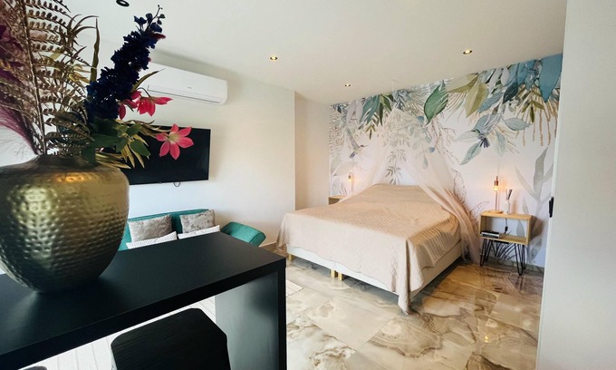 Grote Berg Apartamento | Luxury studio with private jacuzzi near beaches