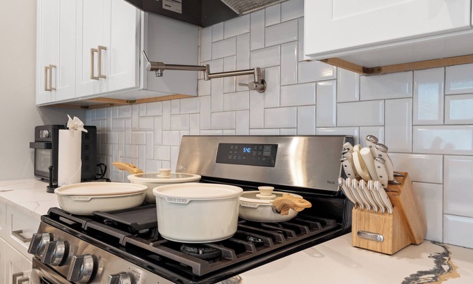 North Houston Casa | Luxury Style 3-bedroom house sleeps 9+with WiFi and AC near downtown Houston