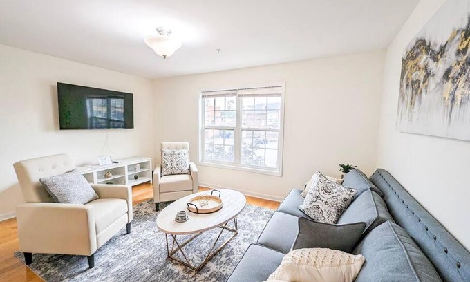 Stockade Historic District Apartamento | Luxury Stylish Townhome King Beds WD Garage
