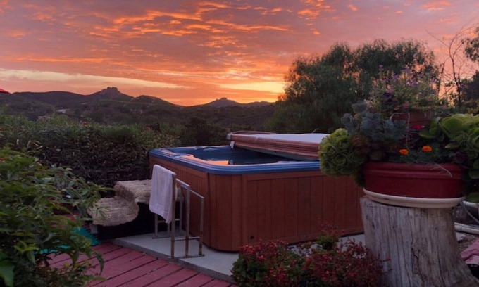 Malibu Casa | Suite de lujo en un refugio en la cima de la montaña ~ Oasis de exuberante jardín ~ ¡Bañera de hidromasaje al atardecer!