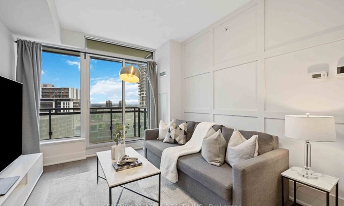 Markham Condominio | Luxury Suite in DT Markham Core w/Parking. Amenities. Close to restaurants&malls