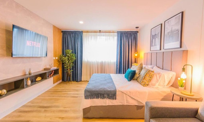 La Aguacatala Apartamento | Luxury Suite in El Poblado Co-Work, Gym, Fast WiFi