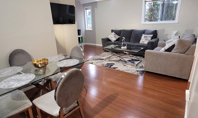 Upper Ten Oaks Casa | Luxury Suite near Ledgeview Golf,Abbotsford International Airport,Shops & Malls