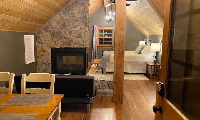 Mingo Apartamento | Luxury Suite on 7 Acres of Woods! Fireplace, Whirlpool!