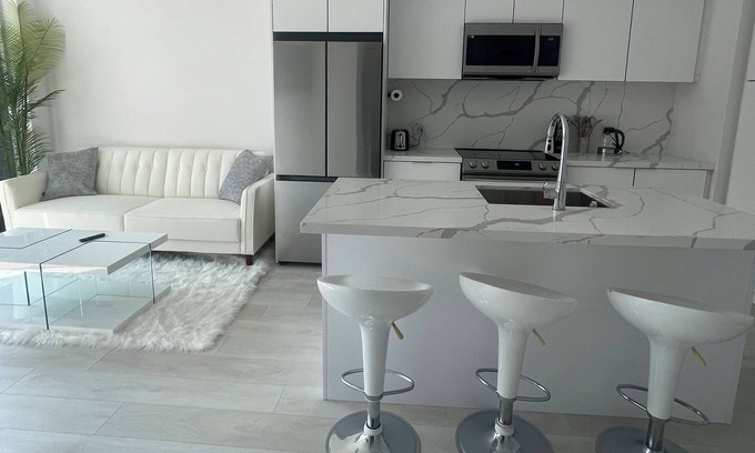 Innisfil Condominio | LUXURY SUITE | POOL | HOT TUB +++