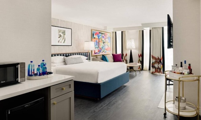Tri-West Apartamento | Luxury Suite with Rooftop Pool Access in West Hollywood