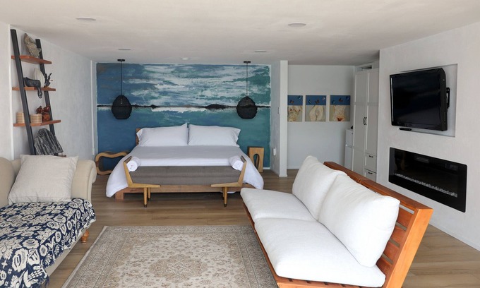 Oak Harbor Apartamento | Luxury suite with kitchen and hot tub area on the water’s edge of Penn Cove