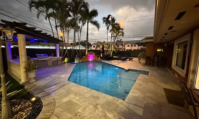 Hialeah Apartamento | Luxury suite with private heated pool