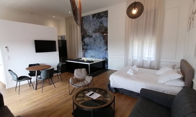 Vendres Cama Y Desayuno | Luxury Suite with Spa - La Nébuleuse