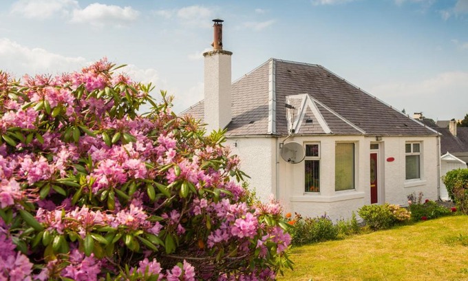 Achachork Casa | Luxury Super Central Cottage with a Hot Tub/Gym