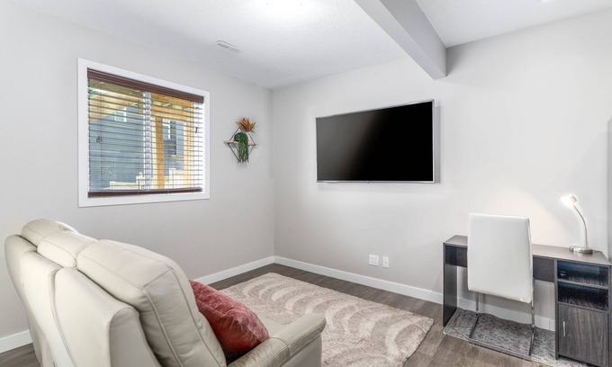 Northwest Calgary Casa | Luxury tastefully furnished 2 Bedroom Guest Suite in Calgary
