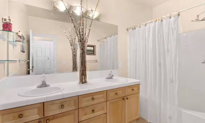 Education Hill Casa | Luxury Tech Retreat in Redmond – Mins to Microsoft + 2 Parking Spaces