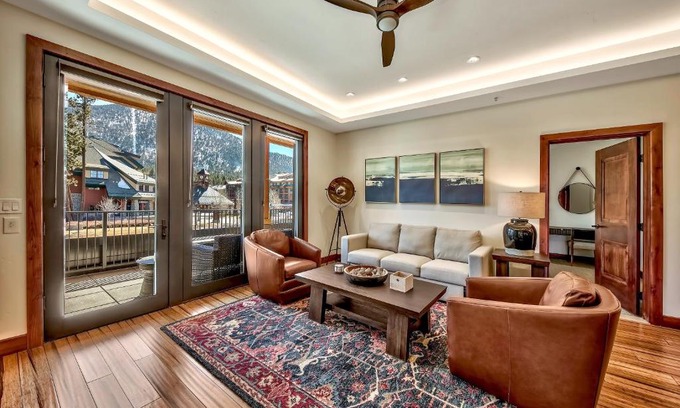 Lakeside Park Apartamento | Luxury Three Bedroom Residence steps from Heavenly Village condo