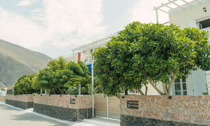 Perissa Apartamento | Luxury Three Bedroom apartment with hot tub "L&E"
