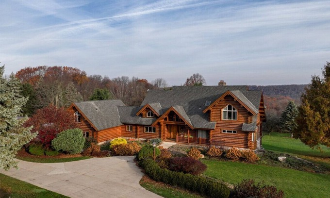 Salem Casa | Luxury Timber Lodge w/Hot Tub-Sleeps 20