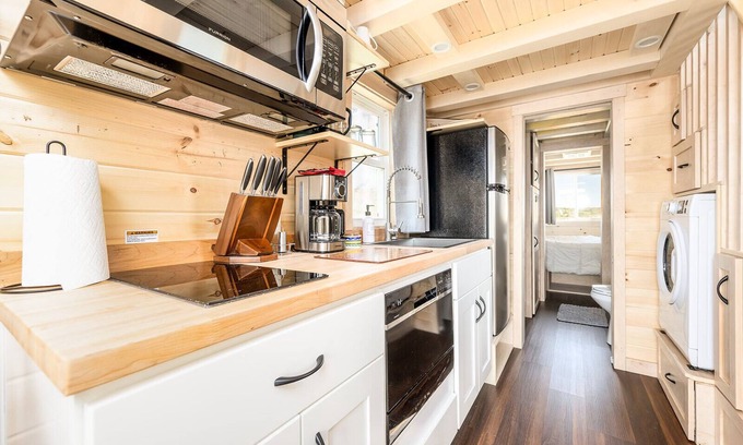 Montrose Cabina | Luxury Tiny Home/Base Camp to Ouray, Telluride/2 Queen beds, 1 twin bed/Washer & Dryer/Smart TV/Hot Tub Access/Patio w/Mountain Views/ Fire Pit/11 mi to Airport