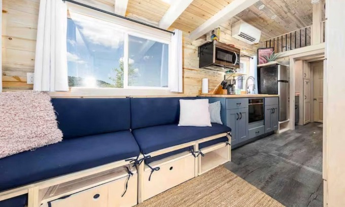 Montrose Cabina | Luxury Tiny Home/Base Camp to Ouray, Telluride/3 Queen beds/Washer & Dryer/Smart TV/Hot Tub Access/Patio w/Mountain Views/ Fire Pit/11 mi to Airport