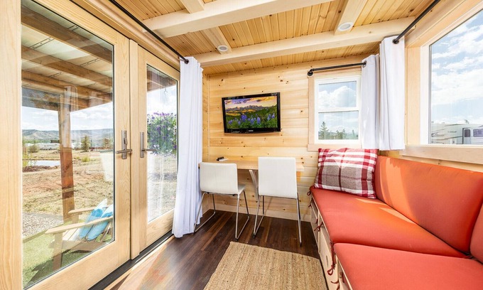 Montrose Cabina | Luxury Tiny Home/Base Camp to Ouray, Telluride/3 Queen beds/Washer & Dryer/Smart TV/Hot Tub Access/Patio w/Mountain Views/ Fire Pit/11 mi to Airport