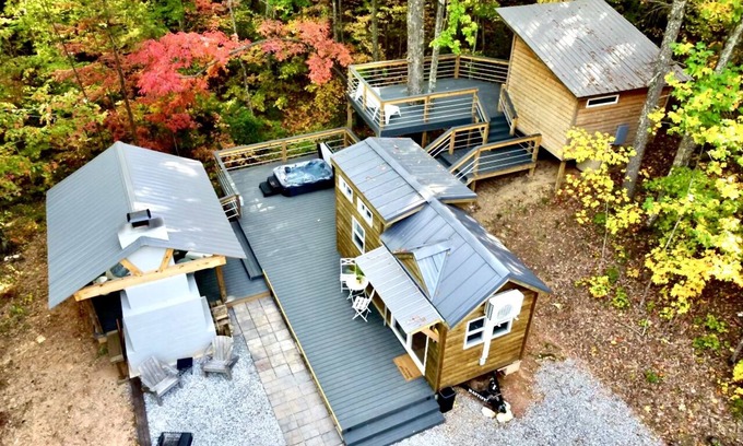 Tellico Plains Cabina | Luxury Tiny House with Treehouse Bedroom and HotTub on 34acres secluded