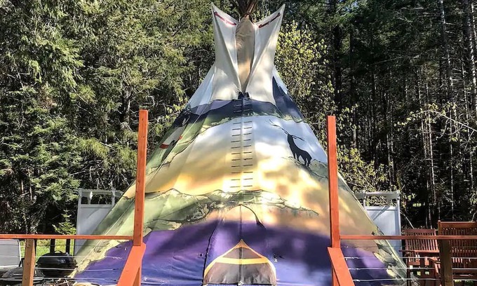 Leland Cabina | Luxury Tipi located in Wolf Creek, Oregon